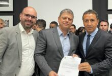 Foto de Netto Donato e Edson Ferraz são recebidos pelo governador Tarcísio que assinou a liberação dos primeiros recursos para São Carlos